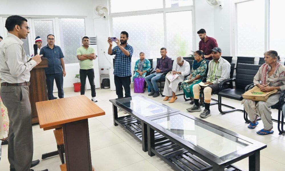 पहल: डीएम सविन बंसल की पहल से असहायों के चेहरे पर लौटी मुस्कान, रायफल फंड से मिली नई जिंदगी…