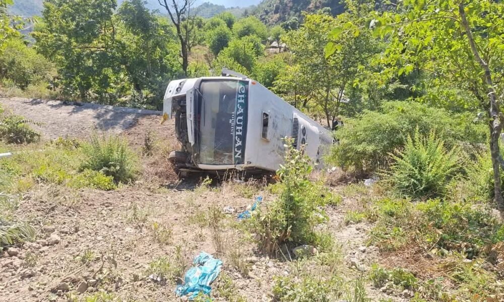 कुंजापुरी मन्दिर के दर्शन कर लौट रहे श्रदालुओं की बस दुर्घटनाग्रस्त