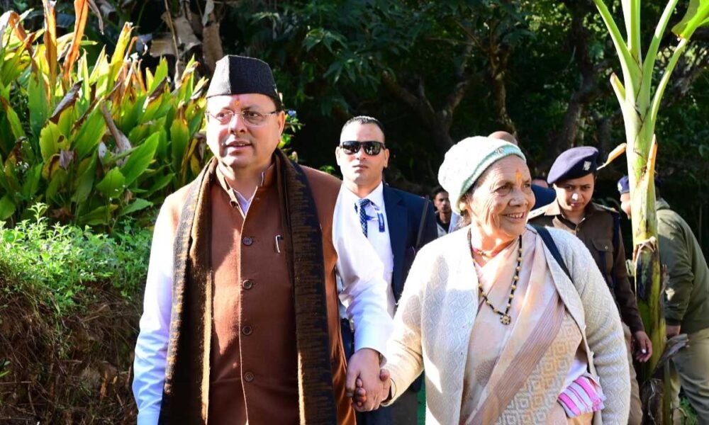 मां के साथ पैतृक गांव पहुंच भावुक हुए सीएम धामी