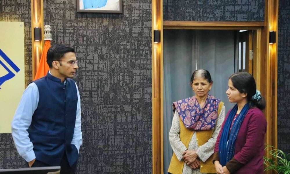 निजी संस्थान में नौकरी मिलने उपरांत माता संग प्रशासन का धन्यवाद करने कलेक्ट्रेट पहुंची प्रियंका