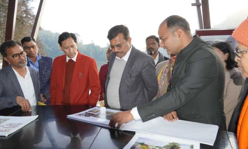 मुख्य सचिव आनन्द बर्द्धन का चम्पावत में व्यापक विकास कार्यों का स्थलीय निरीक्षण